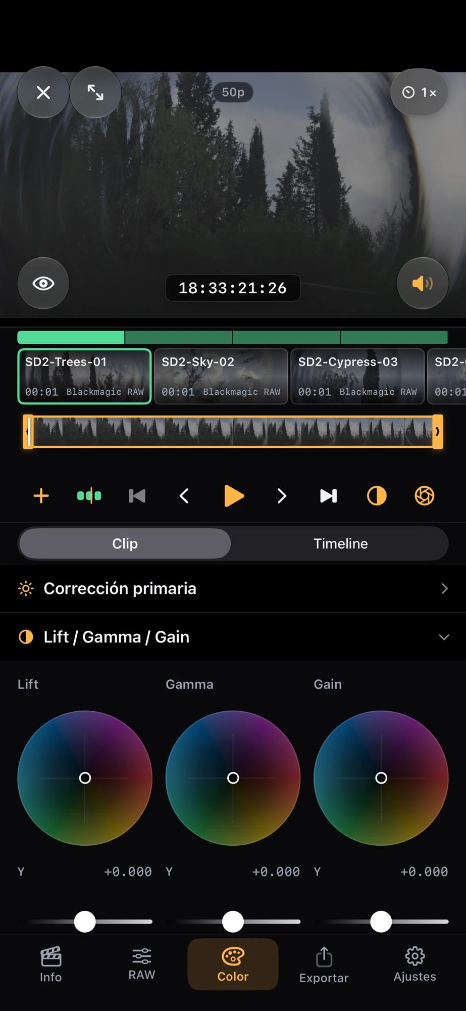 Captura real del iPhone 15 Pro Max con cuatro clips BRAW, timeline verde, trimeador y ruedas de color